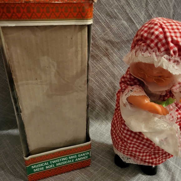 🎄Vintage Musical Twisting Action Mrs Claus Plays christmas music Used with Box - Picture 3 of 9